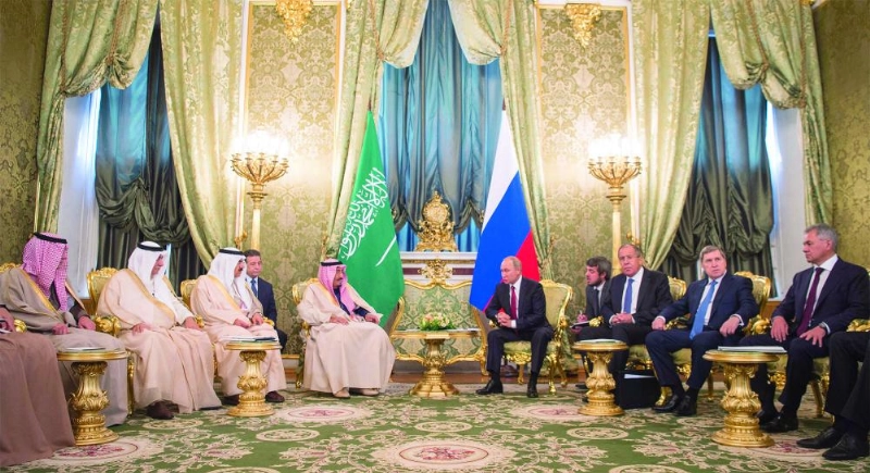 الملك سلمان خلال استقبال بوتين له لدى زيارته روسيا أوائل الشهر الحالي (واس)