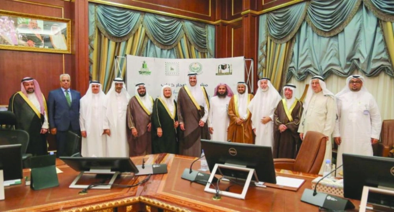 فيصل بن سلمان خلال تدشين المشروع (واس)
