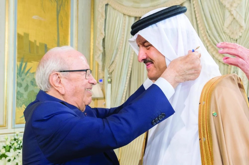 السبسي مقلدا سلطان بن سلمان الوسام (واس)