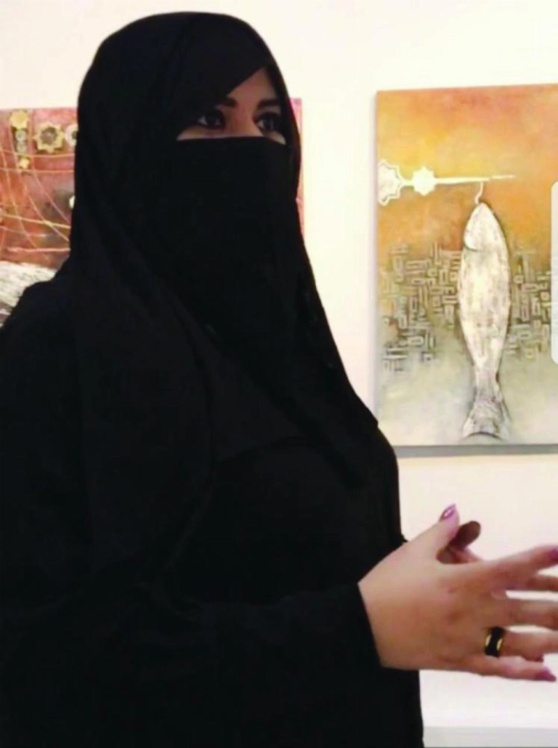 سمر القحطاني بجوار إحدى لوحاتها (مكة)