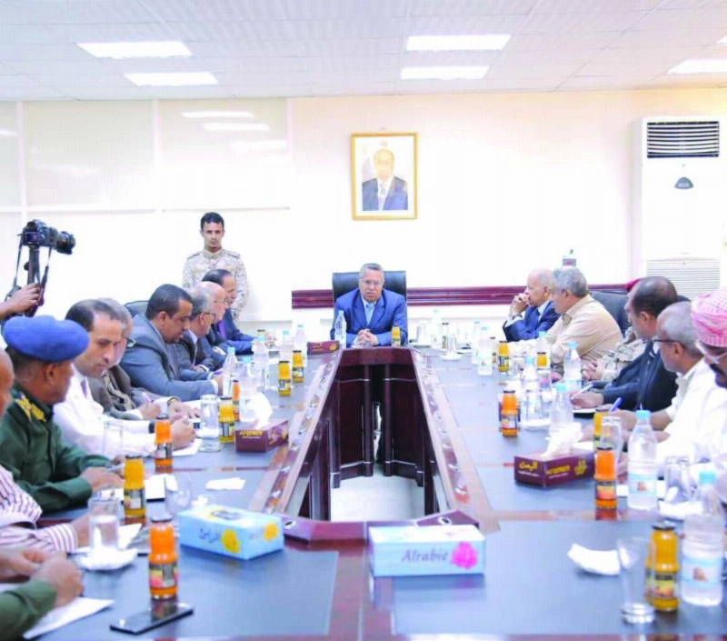 أحمد بن دغر يرأس اجتماع الحكومة اليمنية في عدن أمس (سبأ نت)
