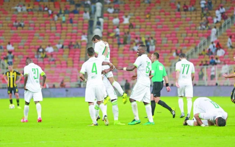 فرحة لاعبي الأهلي بهدف عمر السومة الثاني (ياسر بخش)