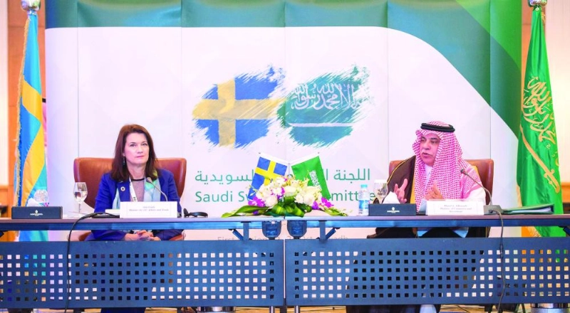 القصبي ولندا خلال الاجتماع (واس)
