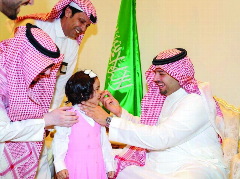 فيصل بن خالد يعطي الجرعة لطالبة أمس (واس)