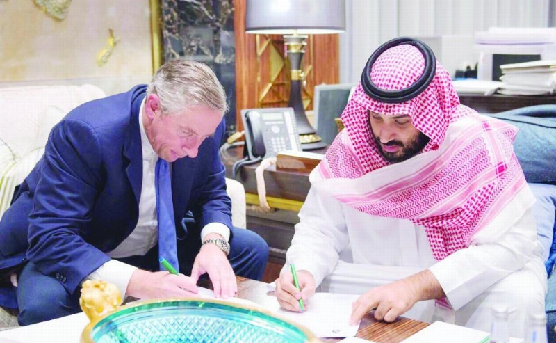 الأمير محمد بن سلمان أثناء توقيع عقد الرئيس التنفيذي لنيوم (واس)
