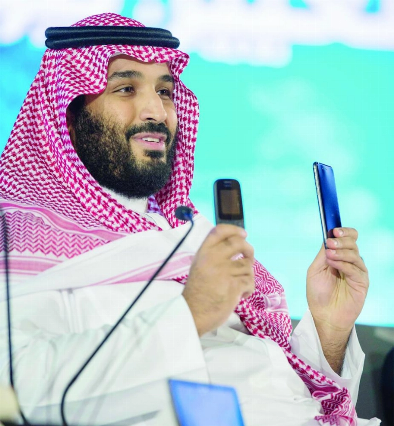 .. ويشرح للحضور واقع السعوديين ومستقبلهم عبر مقارنة بين جيلين من الهواتف