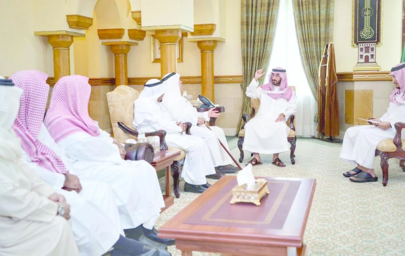 عبدالله بن بندر مستقبلا أعضاء لجنة إصلاح ذات البين أمس (واس)