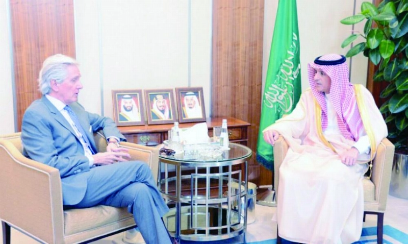 الجبير مستقبلا السفير الفرنسي بالرياض أمس (واس)