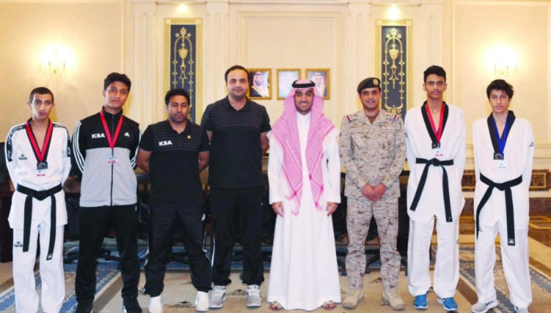 عبدالعزيز بن تركي يتوسط منتخب التايكوندو أمس (هيئة الرياضة)