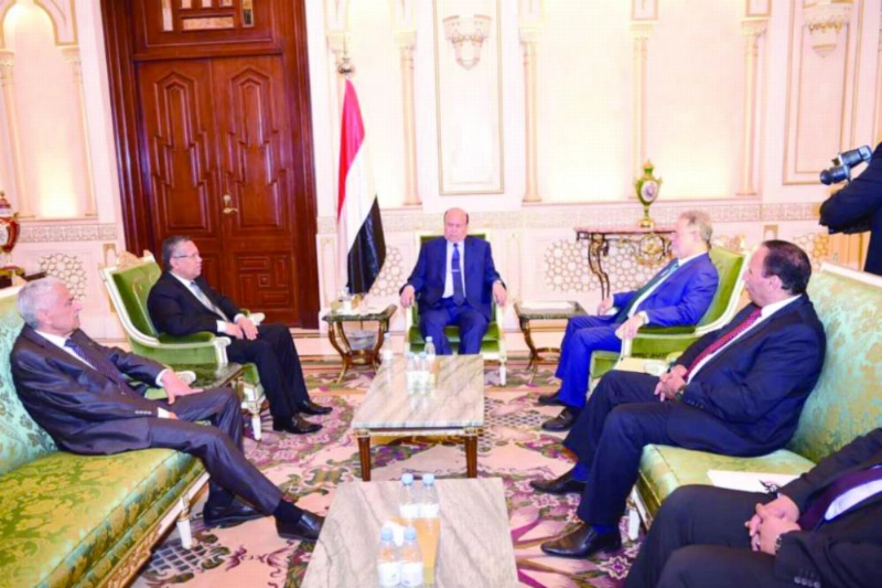 الرئيس هادي مع رئيس الوزراء ونوابه أمس (سبأ نت)