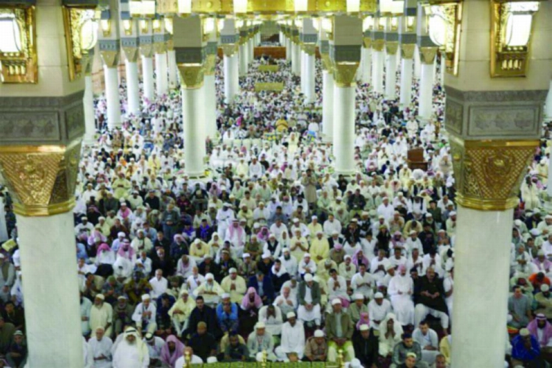 مصلون في الحرم النبوي أمس (رئاسة الحرمين)