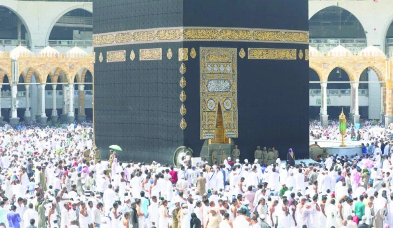 معتمرون يطوفون قبيل صلاة الجمعة بالحرم المكي (رئاسة الحرمين)