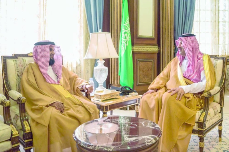 فيصل بن سلمان مستقبلا سلطان الذبياني (واس)
