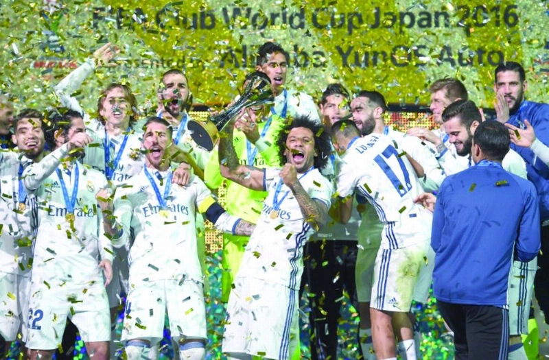 لاعبو ريال مدريد يحتفلون بحصولهم على بطولة العالم (مكة)