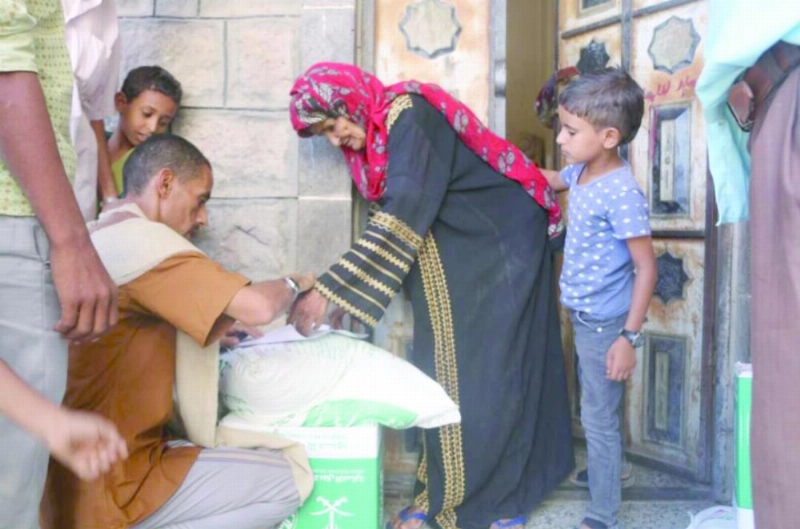 أسرة يمنية بتعز تتسلم مساعدات غذائية من مركز الملك سلمان (واس)
