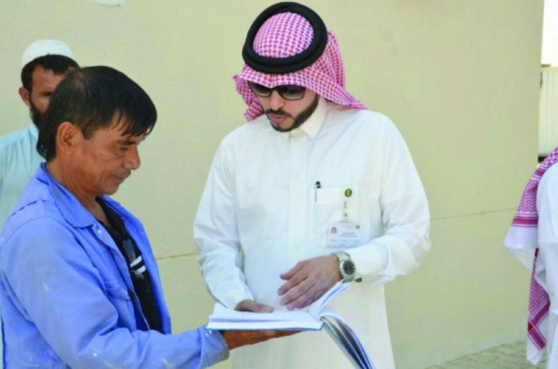بندر الجبر خلال تفقده مشاريع خدمات المياه (مكة)