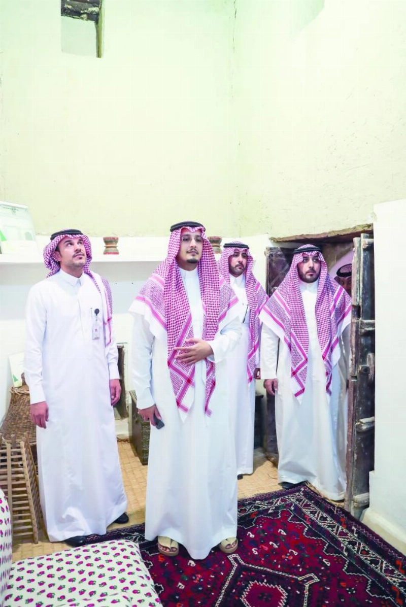 أحمد بن فهد خلال زيارته بيت البيعة (واس)