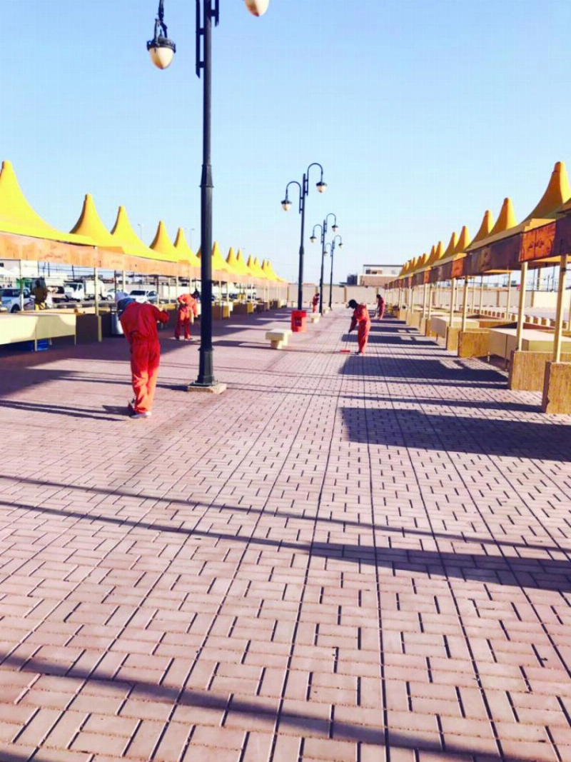 عمال الأمانة ينظفون أحد الأرصفة بالمدينة المنورة (مكة)
