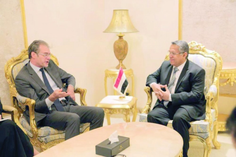 رئيس الوزراء مستقبلا السفير الفرنسي لدى اليمن أمس (سبأ نت)