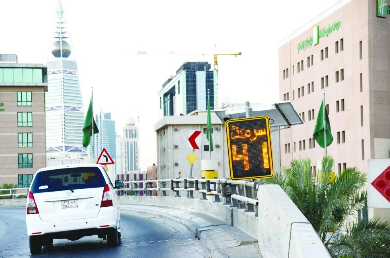 لوحة إرشادية وضعتها هيئة النقل لتنبيه السائقين (واس)