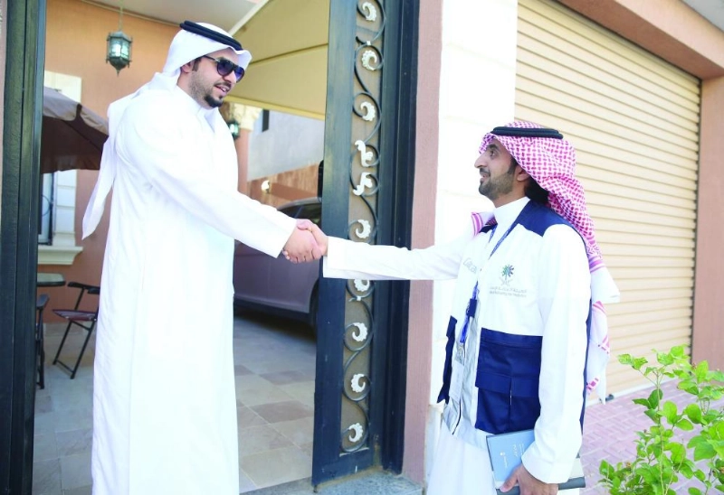 باحث إحصائي أثناء زيارة إحدى الأسر (مكة)