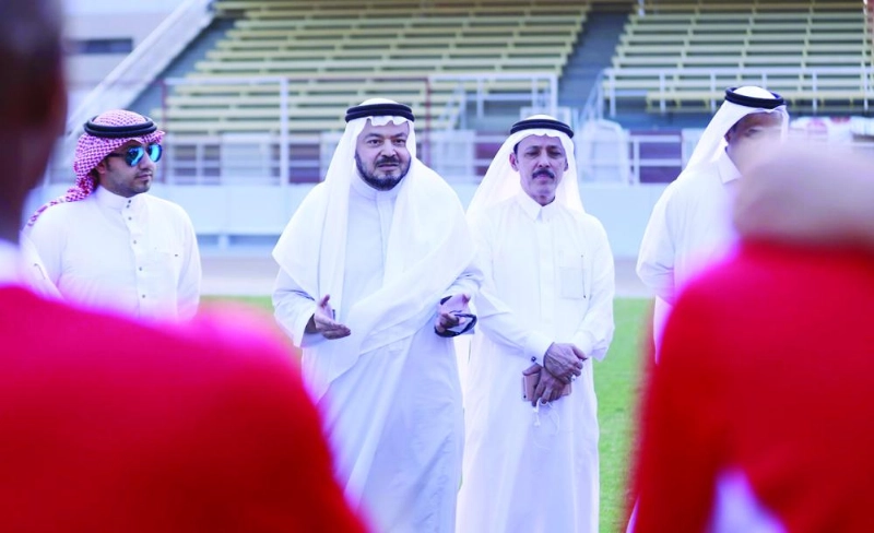 طيب يتحدث مع اللاعبين (مكة)