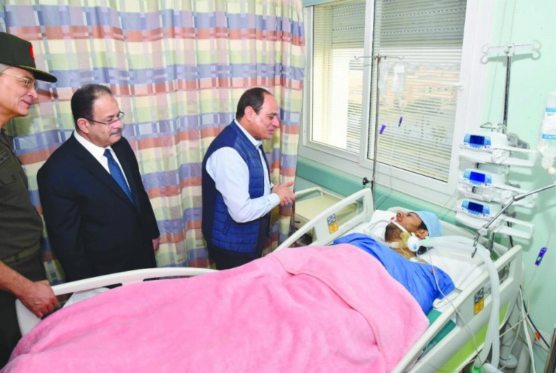 السيسي يزور الضابط المصاب بعد تحريره (مكة)