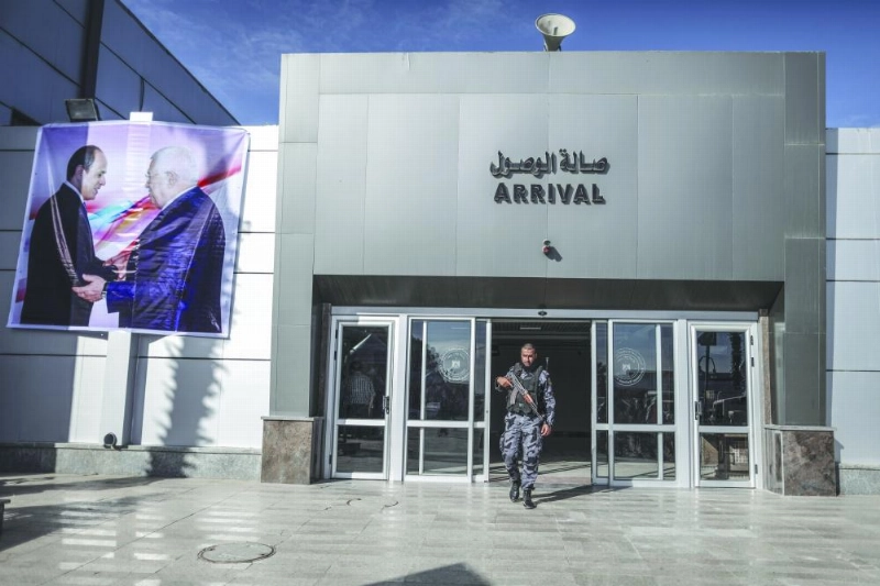 صورة الرئيسين عباس والسيسي على معبر رفح جنوب غزة أمس (د ب أ)