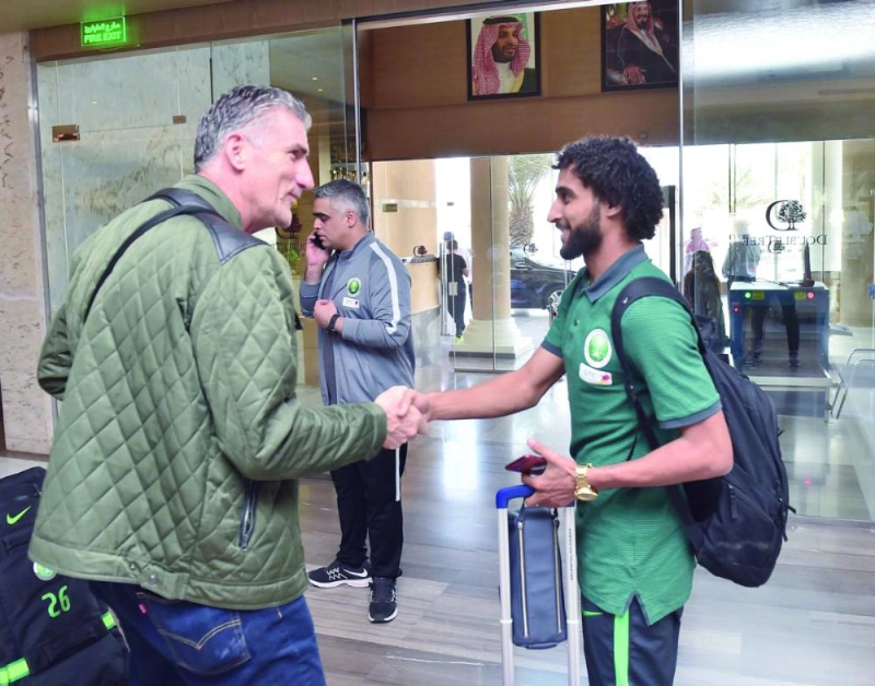 باوزا تقدم مستقبلي لاعبي الأخضر قبل المغادرة إلى البرتغال أمس (اتحاد القدم)