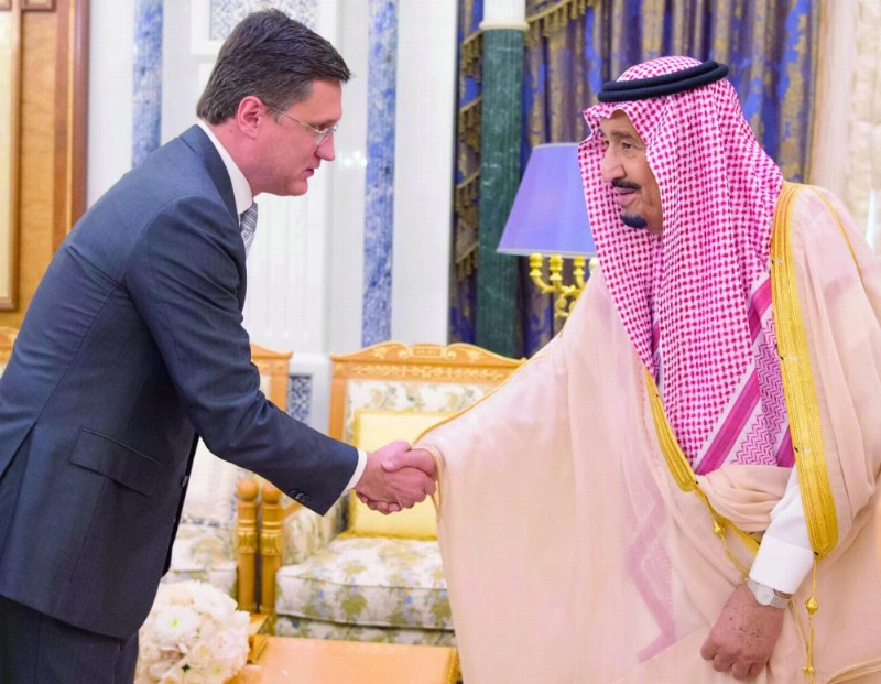 خادم الحرمين الشريفين مستقبلا الكسندر نوفاك أمس (واس)