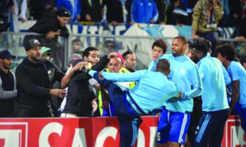 إيفرا لحظة ركل المشجع (موقع فييل قوول)
