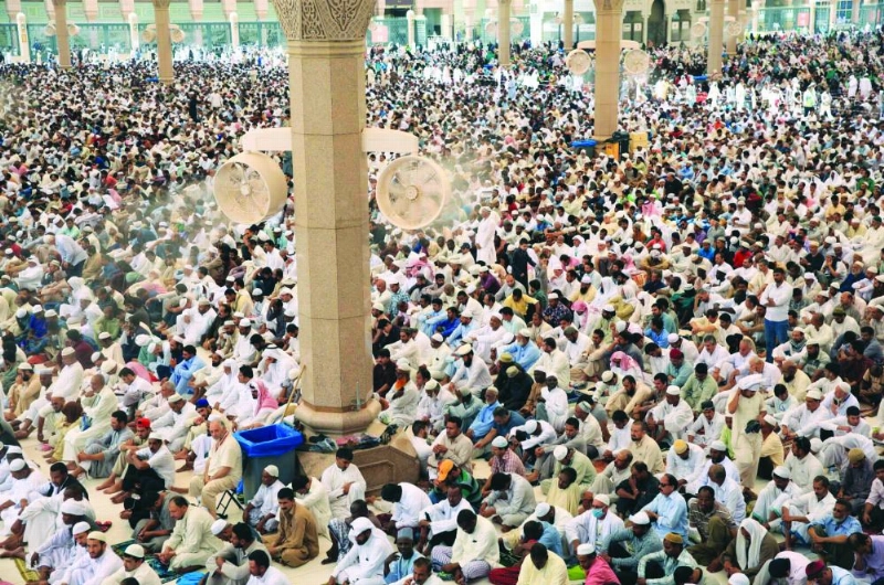 مصلون في المسجد النبوي (واس)