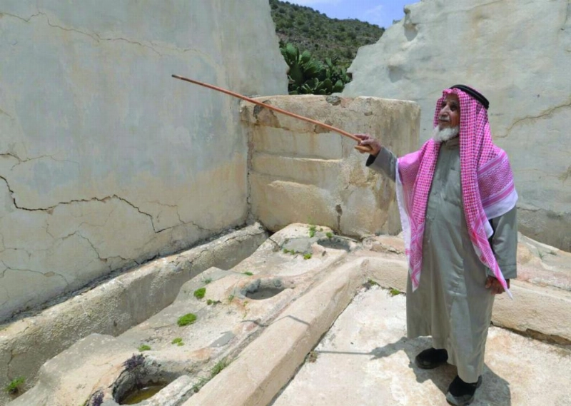 مسن يشير إلى جدران مسجد تاريخي (واس)