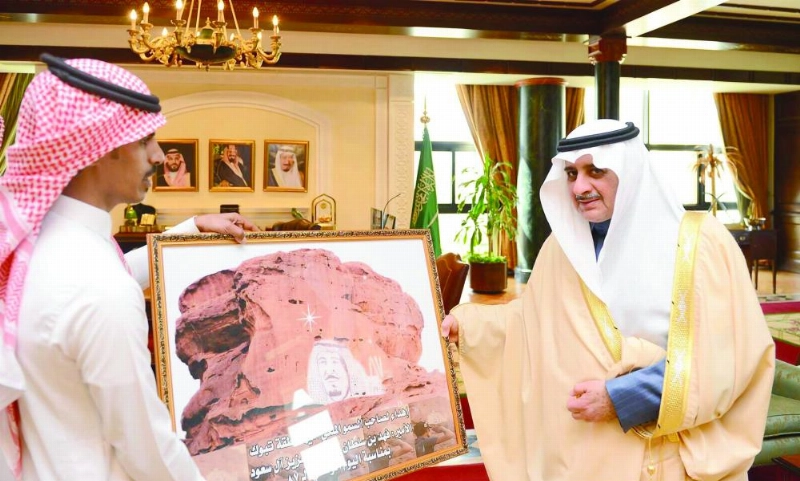 فهد بن سلطان خلال تكريمه باشر العنزي (واس)
