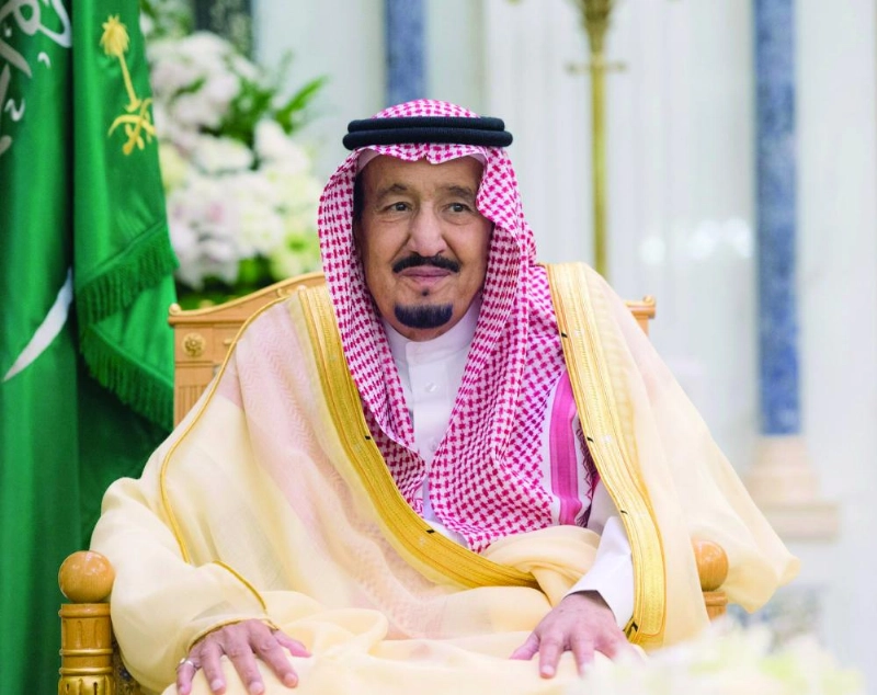خادم الحرمين خلال استقباله السفراء
