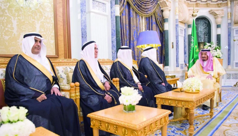 الملك سلمان يسدي توجيهاته للسفراء المعينين في الرياض أمس (واس)