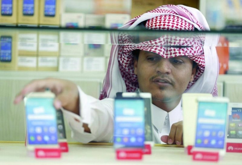 سعودي يعمل في أحد محلات الجوالات (مكة)