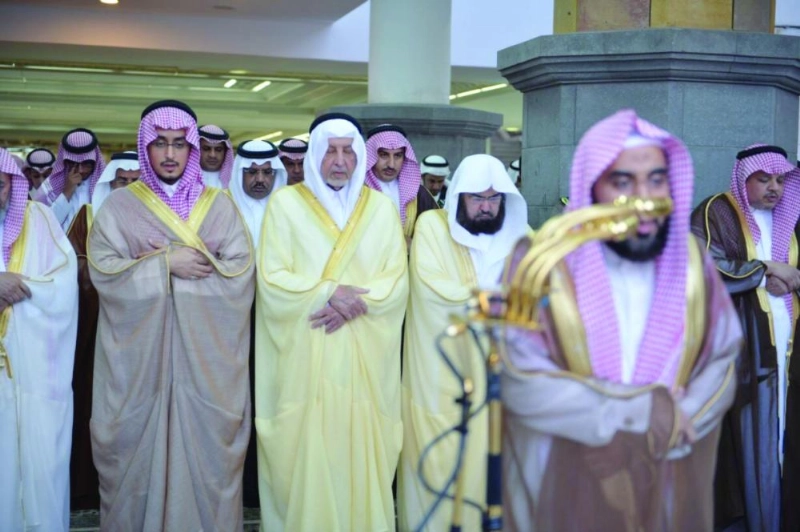 خالد الفيصل يؤدي صلاة الاستسقاء في المسجد الحرام بمكة أمس (ياسر بخش)