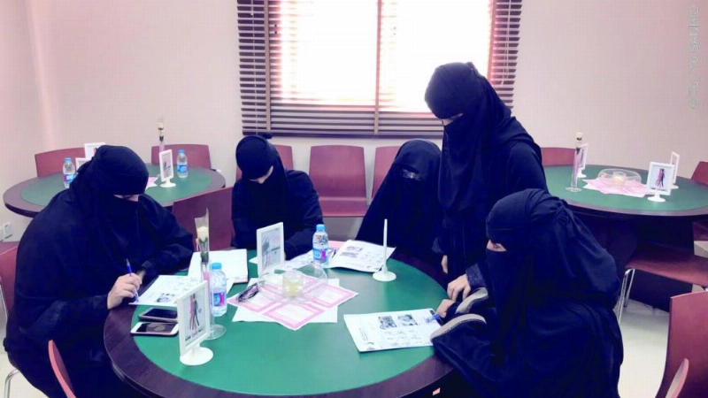 طالبات خلال دورة لتعليم الإنجليزية (مكة)