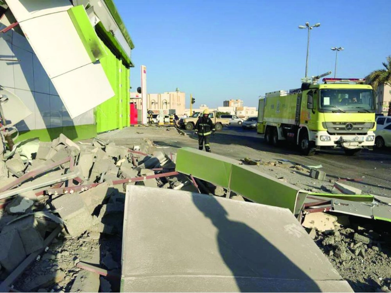 رجال الدفاع المدني يباشرون العمل إثر تعرض عقار بمدينة نجران لمقذوفات حوثية أمس (واس)