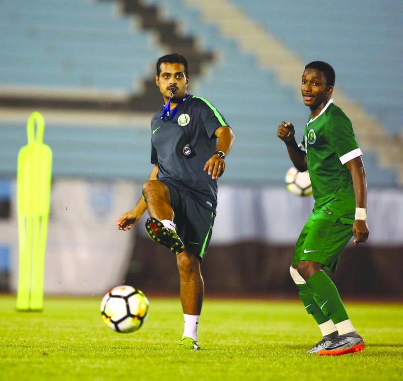 المدرب خالد العطوي منفذا جملة خلال التدريبات (الاتحاد السعودي)