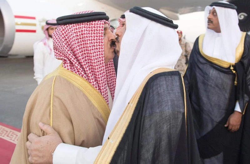 ملك البحرين خلال استقبال أمير الرياض له (واس)