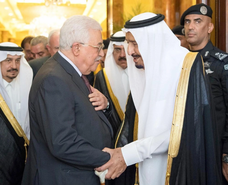 الملك سلمان مصافحا محمود عباس