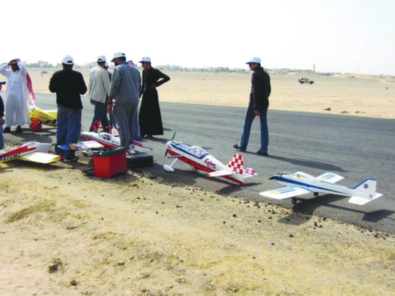 مشاركون يستعدون لمسابقة طيران التحكم عن بعد (شبكة خط الطيران)