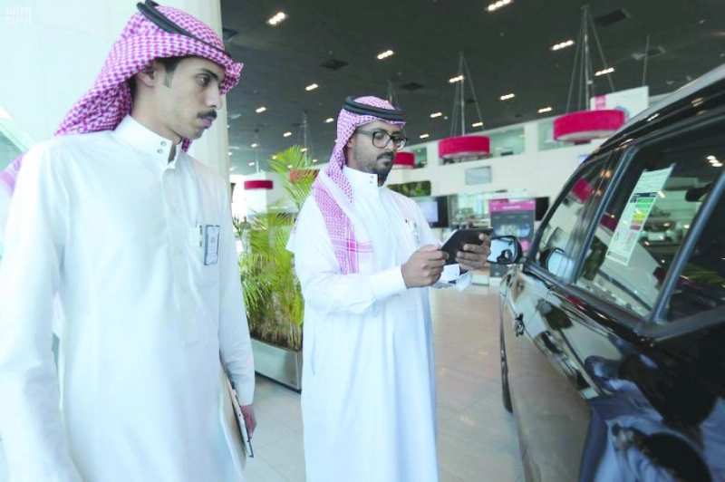 أثناء فحص إحدى بطاقات اقتصاد الوقود (التجارة)