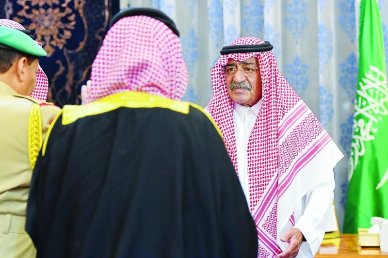 الأمير مقرن بن عبدالعزيز لدى استقباله ملك البحرين