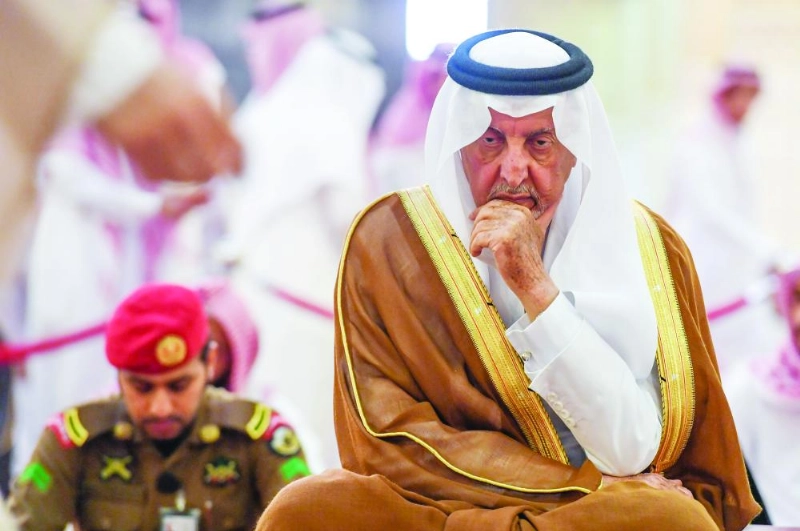 خالد الفيصل خلال الصلاة على منصور بن مقرن (واس)