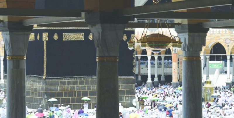 زوار ومعتمرون في الحرم المكي (واس)