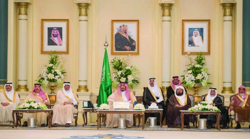 الملك سلمان خلال حفل استقبال أهالي المدينة المنورة أمس (واس)