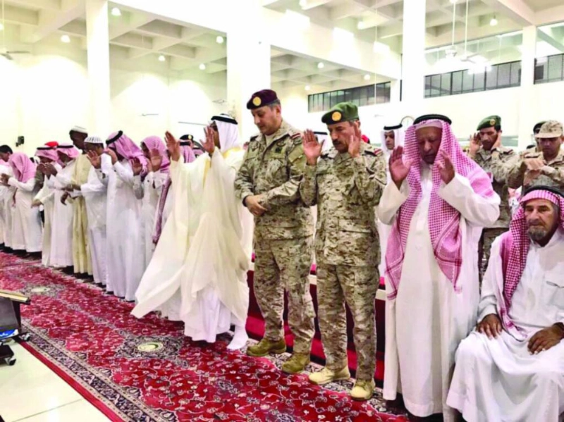 جانب من الصلاة على شهيد الواجب أمس (واس)